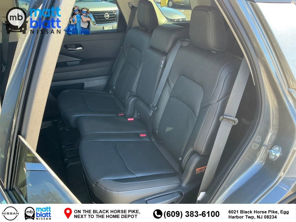 2025 Nissan Pathfinder SL