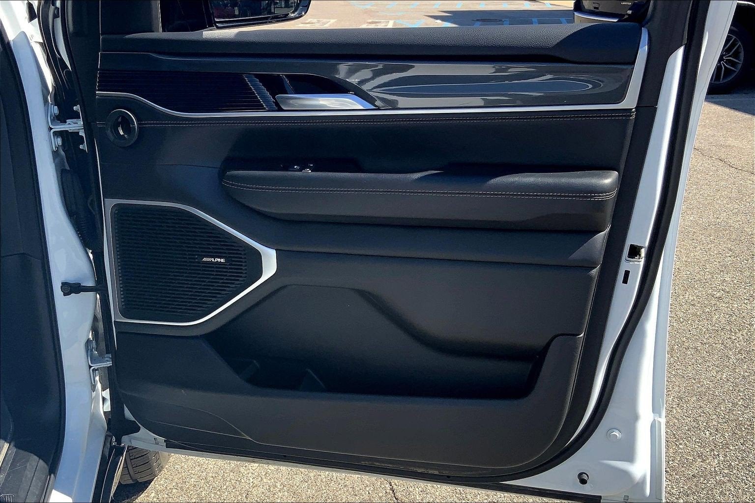 2023 Jeep Wagoneer Base