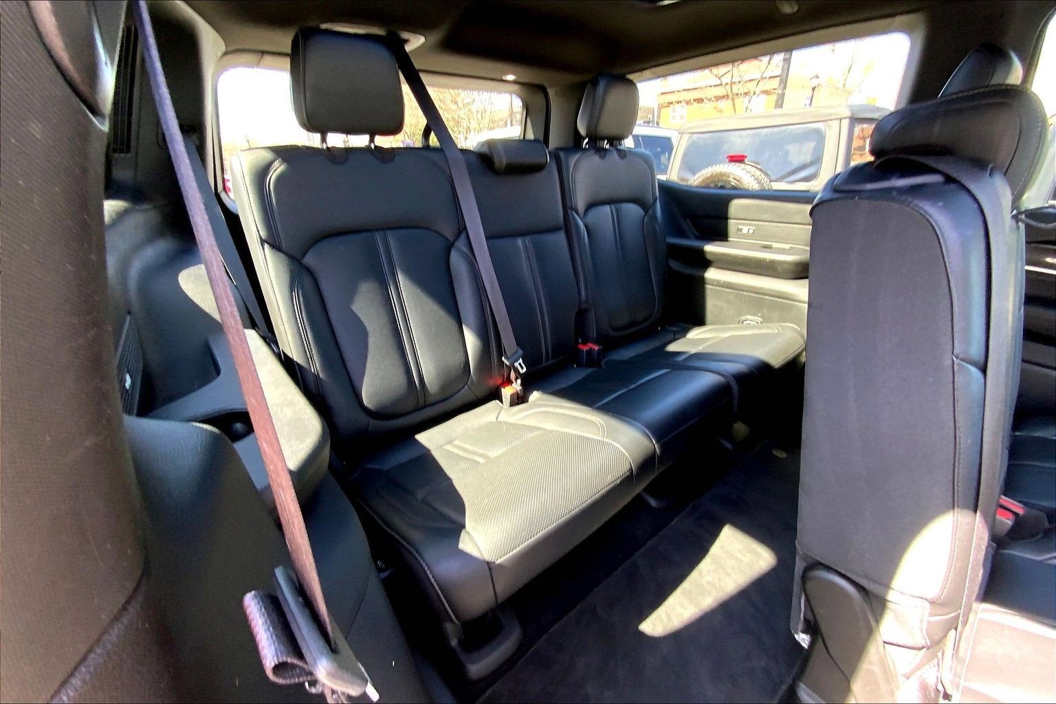 2023 Jeep Wagoneer Base