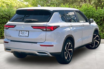 2023 Mitsubishi Outlander SE