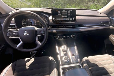 2023 Mitsubishi Outlander SE