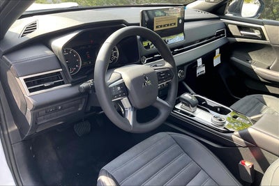 2026 Mitsubishi Outlander LE