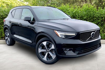 2023 Volvo XC40 Plus Dark Theme