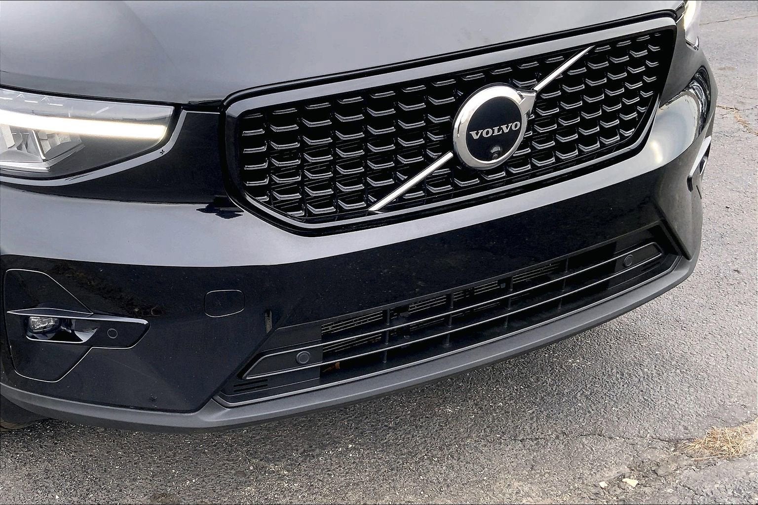 2023 Volvo XC40 Plus Dark Theme