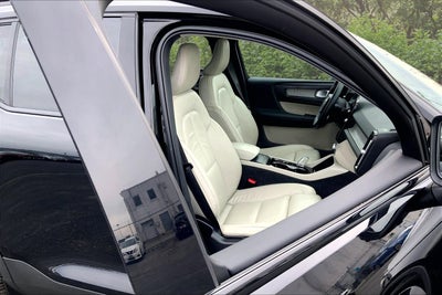 2023 Volvo XC40 Plus Dark Theme