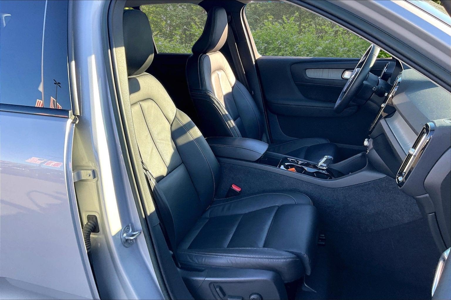 2023 Volvo XC40 Ultimate Dark Theme